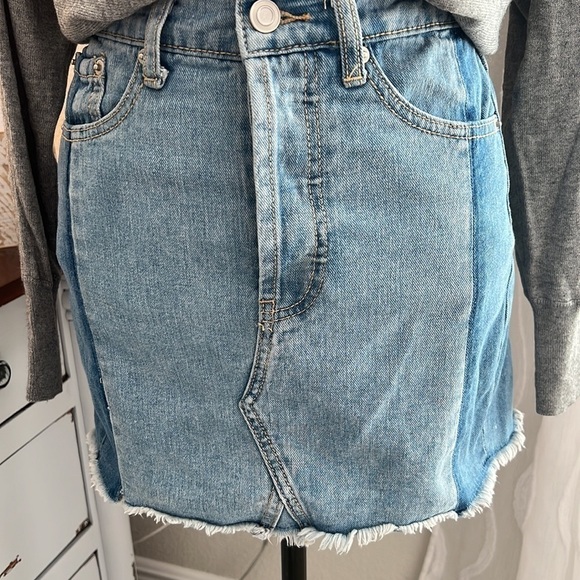 Forever 21 to town distressed denim mini skirt - Picture 2 of 11